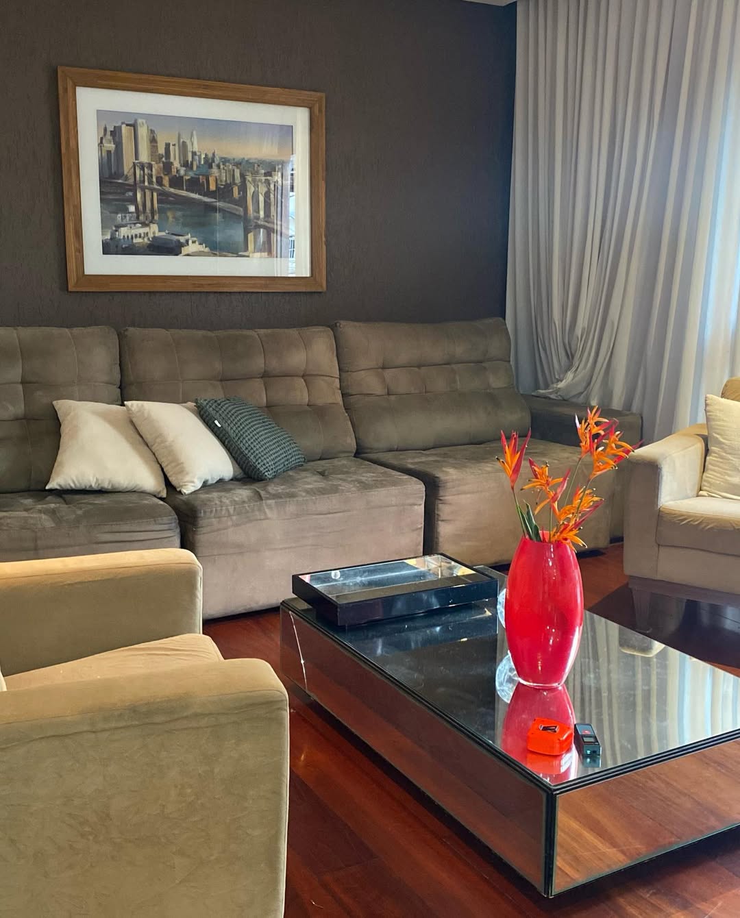 Sala de estar com sofá amplo e arte emoldurada