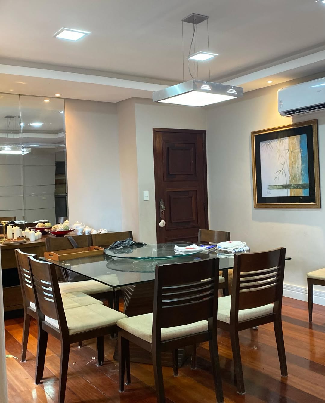 Sala de jantar com mesa de vidro